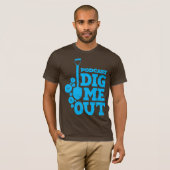 Dig Me Out Stacked Blue Logo sur T-shirt Brown (Devant entier)