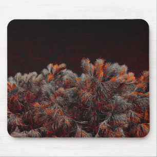 Digitale kunst van dennenbomen met oranje kleurvle muismat