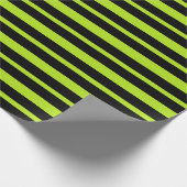 Dik- en dunne lingsteengroene en zwarte strepen cadeaupapier (Hoek)