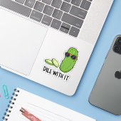 Dill met het Funny Dill Pickle Pun Sticker (Laptop met iPhone)