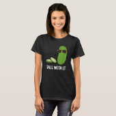 Dill with it Funny Dill Pickle Pun Dark BG T-shirt (Voorkant volledig)