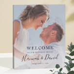 Dîner de répétition Affiche de bienvenue Faux Canv<br><div class="desc">Ce panneau d'accueil simple et chic pour la répétition mariage présente votre photo préférée et votre texte noir, y compris vos prénoms dans un script fantaisiste animé. Vous pouvez modifier la police et le libellé en fonction de votre style. En fonction de la couleur de votre photo, vous pouvez préférer...</div>