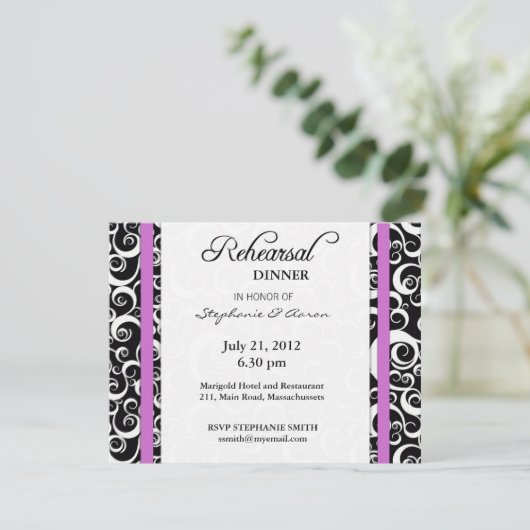 Dîner de répétition Damask Swirl Carte en violet (Debout devant)