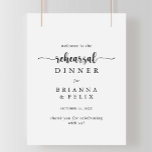 Dîner de répétition de calligraphie Affiche de bie<br><div class="desc">Ce panneau d'accueil de la répétition calligraphique est parfait pour une répétition mariage rustique. Le design sobre et élégant présente une typographie de script classique et sophistiquée en noir et blanc.</div>