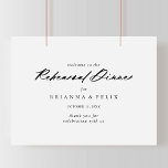 Dîner de répétition de calligraphie chic Affiche d<br><div class="desc">Ce panneau d'accueil pour la répétition de calligraphie chic est parfait pour une répétition mariage rustique. Le design sobre et élégant présente une typographie de script classique et sophistiquée en noir et blanc.</div>