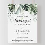 Dîner de répétition de verdure tropicale Affiche d<br><div class="desc">Ce panneau d'accueil pour le dîner tropical vert est parfait pour une répétition mariage rustique. Le design est composé de bouquets feuille de palmiers verts avec de belles fleurs blanches.</div>