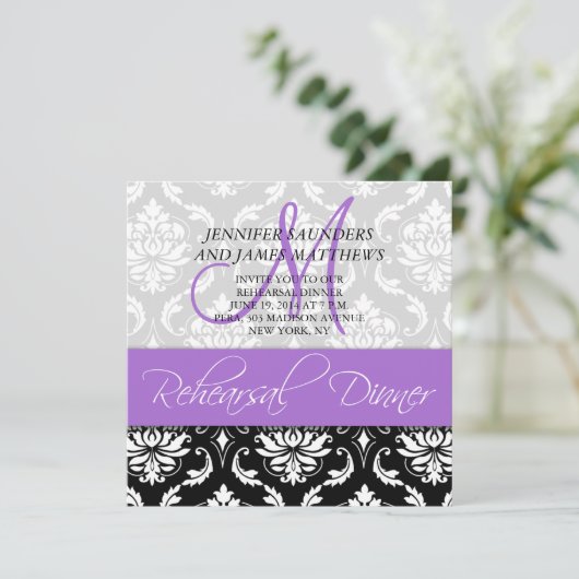 Dîner de répétition Invitation Damask Monogram Lav (Debout devant)