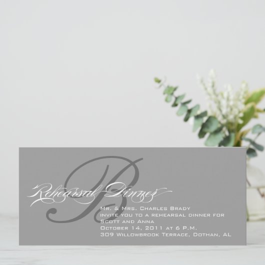 Dîner de répétition Invitation Monogramme gris B (Debout devant)