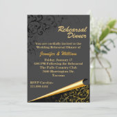 Dîner de répétition Mariage noir et or Invitation (Debout devant)
