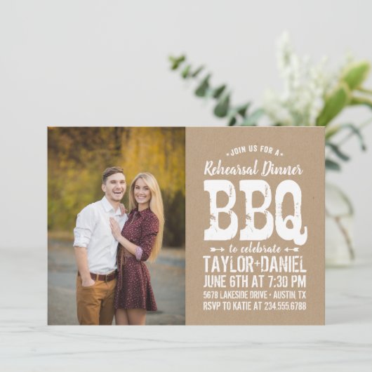 Dîner de répétition Rustique Kraft BBQ Invitation  (Debout devant)