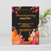 Dîner moderne de la fête des amis avec invitation  (Debout devant)