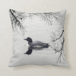 Dingue noir et blanc sur un coussin de décor de