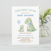 Dinosaur Baby Shower invitation Hatching Soon (Debout devant)