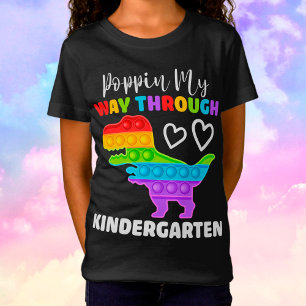 Dinosaur dendert door de kleuterschool t-shirt