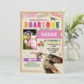 Dinosaur Dig fête d'anniversaire T-Rex Invitation  (Debout devant)