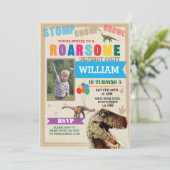 Dinosaur Dig fête d'anniversaire T-Rex Invitation  (Debout devant)