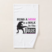 Dinosaure drôle Être maman est une promenade dans  (Serviette à main)