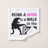 Dinosaure drôle Être maman est une promenade dans  (Gant de toilette)