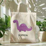 Dinosaure mou violet Sac fourre-tout personnalisé<br><div class="desc">Le sac fourre-tout de cette jeune fille présente une jolie illustration d'un dinosaure violet et vert avec des taches roses et de longues cils. Personnalisez-le avec le nom de votre enfant en lettres noires. Ça fait un grand sac de livre !</div>