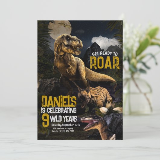 Dinosaure réaliste cool Invitation sauvage d'anniv (Debout devant)