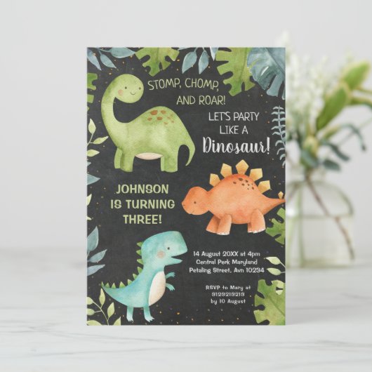 Dinosaure tableau noir Invitation d'anniversaire (Debout devant)