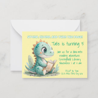 Dinosaurus leest een verjaardagsuitnodiging notitiekaartje