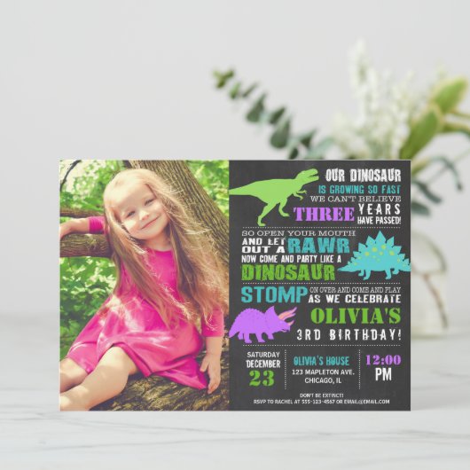Dinosaurus verjaardag meisje krijtbord foto kaart (Staand voorkant)