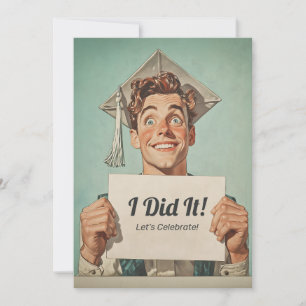 Diplômé Heureux Tenant une Invitation