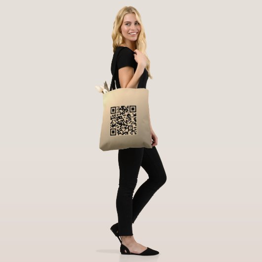 Direct bewerkbare QR-code Sjabloon | Faux Gold Draagtas (Op model)