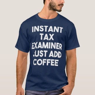 Directe belastingexaminator voegt alleen koffie to t-shirt