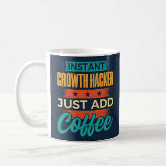 Directe groeihacker voegt koffie toe koffiemok