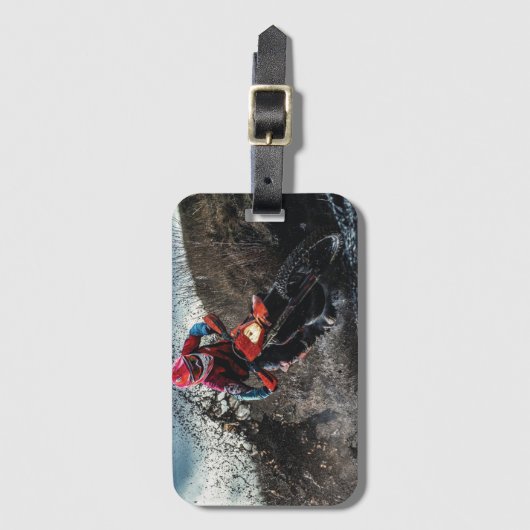 Dirte fietserrider gooit kussen bagagelabel (Voorkant (verticaal))