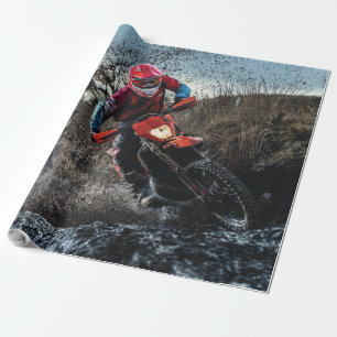 Dirte fietserrider gooit kussen cadeaupapier