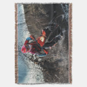 Dirte fietserrider gooit kussen deken (Voorkant Verticaal)