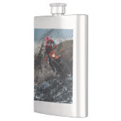Dirte fietserrider gooit kussen flacon (Links)