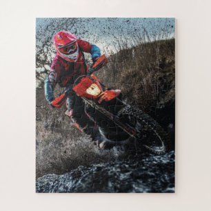 Dirte fietserrider gooit kussen legpuzzel
