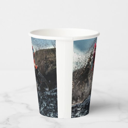 Dirte fietserrider gooit kussen papieren bekers (Rechts)