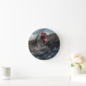 Dirte fietserrider gooit kussen ronde klok (Huis)