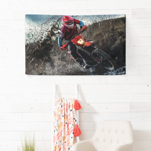 Dirte fietserrider gooit kussen spandoek (Insitu)