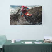 Dirte fietserrider gooit kussen spandoek (Beurs)