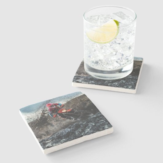 Dirte fietserrider gooit kussen stenen onderzetter (Zijkant)