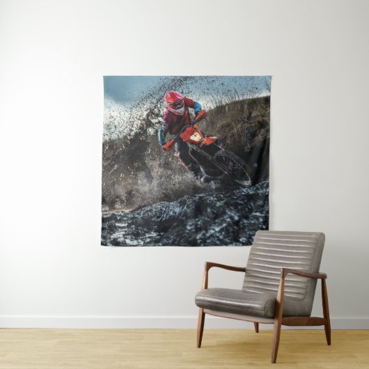 Dirte fietserrider gooit kussen wandkleed (In situ)