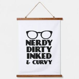 Dirty Nerdy Inked en Curvy Hangend Wandkleed