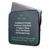 Discerning Heart Excellence Laptop Sleeve (Voorkant Links)