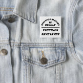 Disinformation is Deadly Vierkante Button 5,1 Cm (In situ)