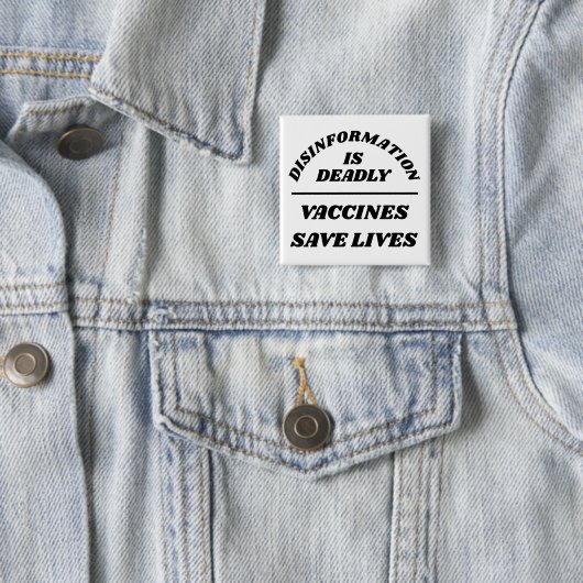 Disinformation is Deadly Vierkante Button 5,1 Cm (In situ)