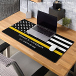 Dispatcher Ligne d'or mince personnalisée<br><div class="desc">Thin Gold Line Dispatcher Desk Mat - Drapeau américain dans les couleurs Dispatcher Flag, design moderne noir et or. Personnalisez avec le nom des répartiteurs. Ce tapis de pupitre personnalisé est parfait pour les services de police et les forces de l'ordre. DROIT D'AUTEUR © 2020 Judy Burrows, Black Dog Art...</div>