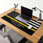 Dispatcher personnalisé de ligne d'or mince<br><div class="desc">Thin Gold Line Dispatcher Desk Mat - Drapeau américain dans les couleurs Dispatcher Flag, noir et or design. Personnalisez avec le nom des répartiteurs. Ce tapis de pupitre personnalisé est parfait pour les services de police et les forces de l'ordre. DROIT D'AUTEUR © 2020 Judy Burrows, Black Dog Art -...</div>