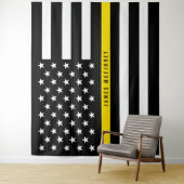 Dispatcher Thin Yellow Line American Flag Monogram Wandkleed (In situ)