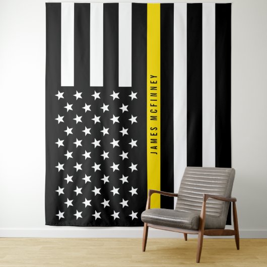 Dispatcher Thin Yellow Line American Flag Monogram Wandkleed (In situ)